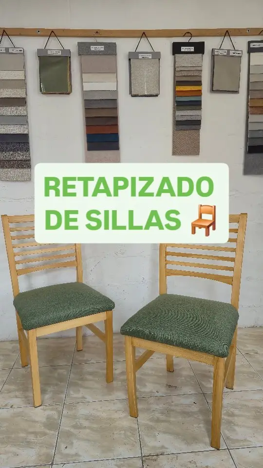 Dos sillas de madera retapizadas en verde en el taller de Tapestry